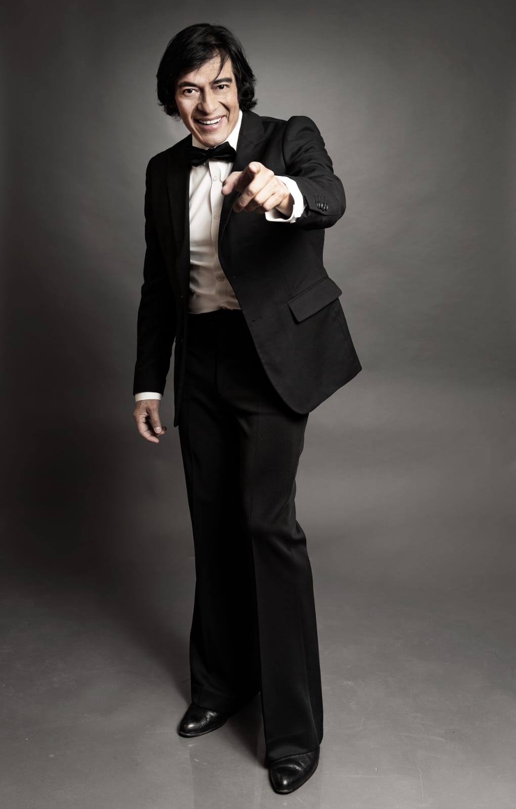 Shalo en traje negro y corbatín