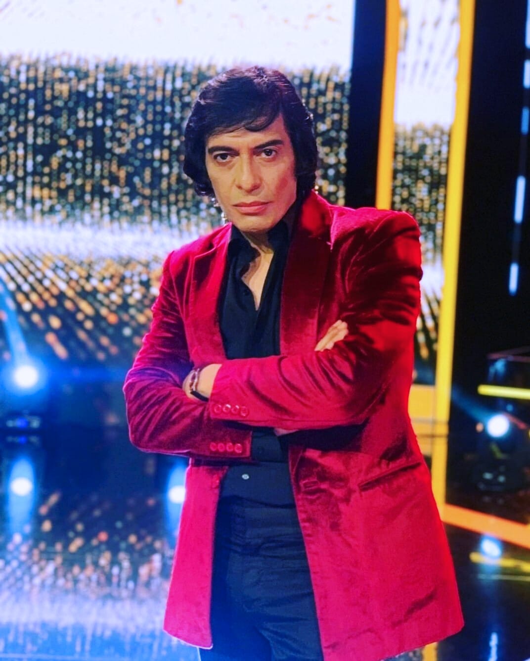 Shalo con blazer rojo en el escenario
